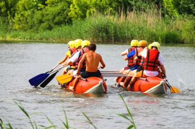 Deneyimli bir eğitmen ile turistler Sou nehirde rafting