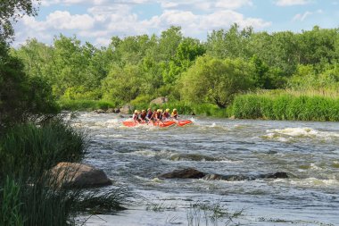 Deneyimli bir eğitmen ile turistler Sou nehirde rafting