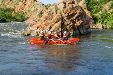 Deneyimli bir eğitmen ile turistler Sou nehirde rafting