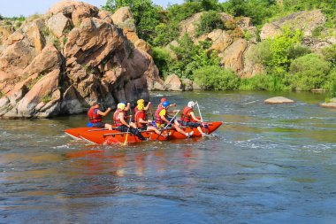 Deneyimli bir eğitmen ile turistler Sou nehirde rafting