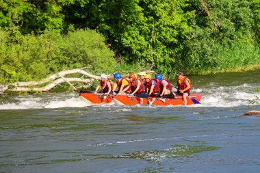 Deneyimli bir eğitmen ile turistler Sou nehirde rafting