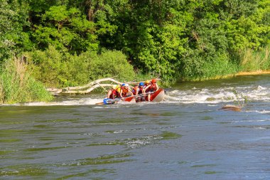 Deneyimli bir eğitmen ile turistler Sou nehirde rafting