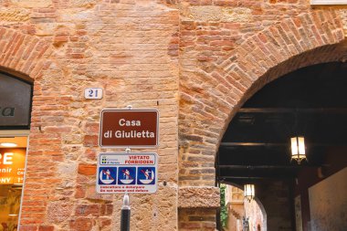 Uyarı plaka Juliet Verona, İtalya için evin yanında