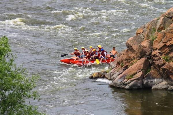 Rafting turistas con un instructor experimentado en el río Sou —  Fotos de Stock