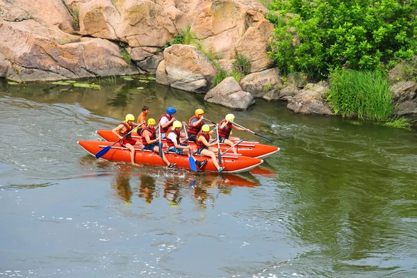 Rafting-Touristen mit einem erfahrenen Instruktor auf dem Fluss Sou — Stockfoto