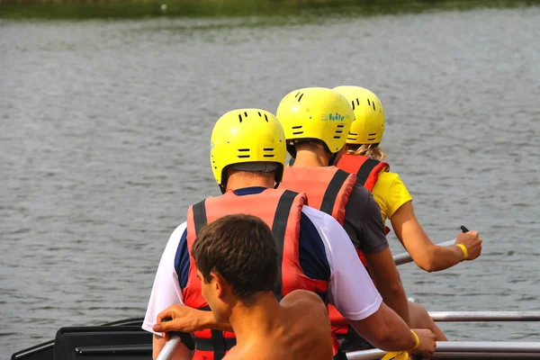 Rafting turisti con un istruttore esperto sul fiume Sou — Foto Stock