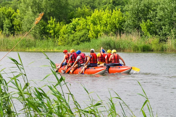 Rafting turisti con un istruttore esperto sul fiume Sou — Foto Stock