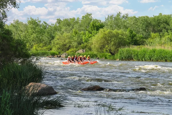 Deneyimli bir eğitmen ile turistler Sou nehirde rafting