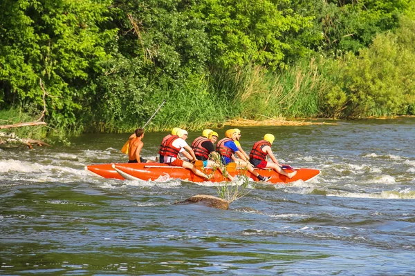 Rafting turistas con un instructor experimentado en el río Sou — Foto de Stock