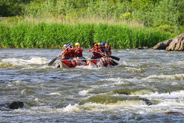 Rafting turistas con un instructor experimentado en el río Sou —  Fotos de Stock