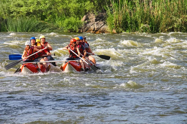 Rafting turistas con un instructor experimentado en el río Sou — Foto de Stock