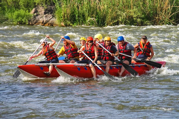 Rafting turisti con un istruttore esperto sul fiume Sou — Foto Stock