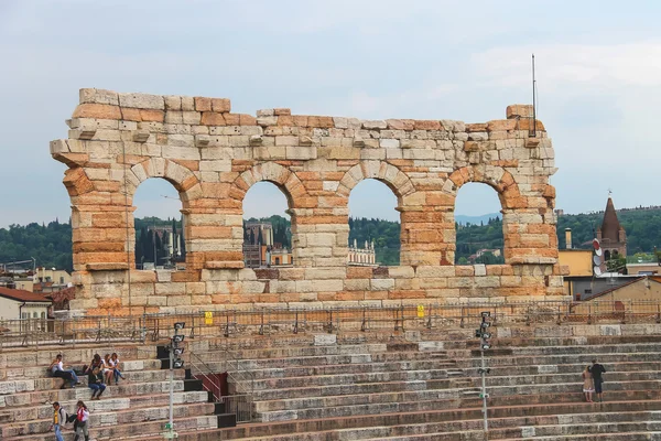 La gente dentro de Arena Verona - el lugar de las óperas del festival anual — Foto de Stock