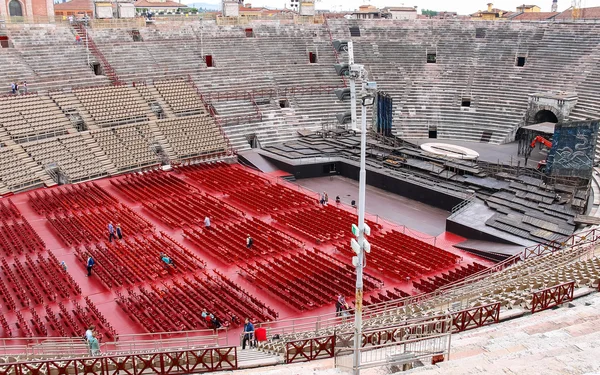 La gente dentro de Arena Verona - el lugar de las óperas del festival anual — Foto de Stock