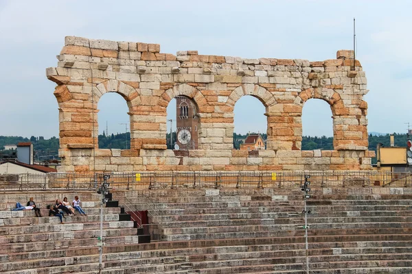 La gente dentro de Arena Verona - el lugar de las óperas del festival anual — Foto de Stock