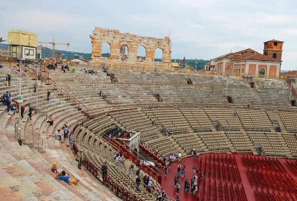 La gente dentro de Arena Verona - el lugar de las óperas del festival anual — Foto de Stock