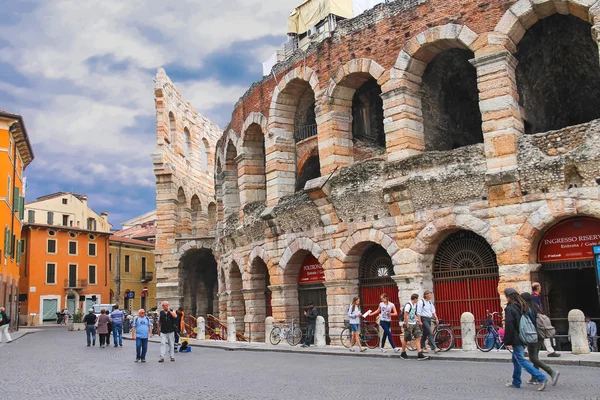 People in the area near Verona Arena in preparation for the annu — Stock Photo, Image