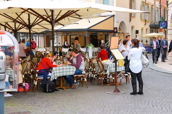 Ember pihen a szabadtéri kávézó közepén Verona, Olaszország — Stock Fotó