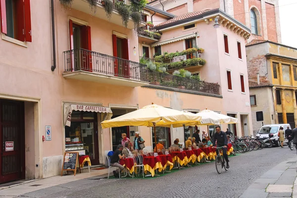 Άνθρωποι χαλαρώνουν στο υπαίθριο καφέ στο κέντρο της Βερόνας, Ιταλία — Φωτογραφία Αρχείου