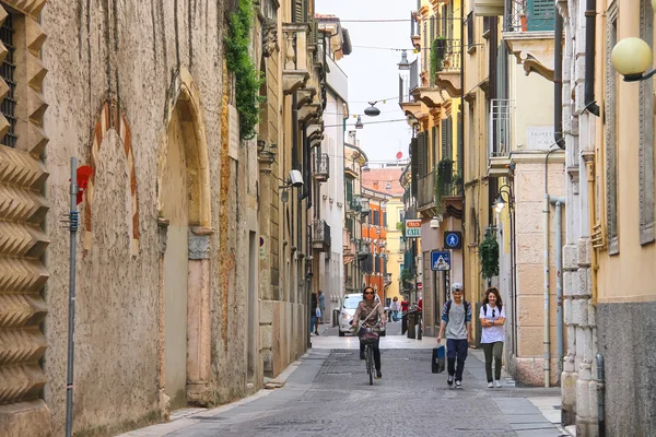 Menschen auf einer engen Straße in Verona, Italien — Stockfoto
