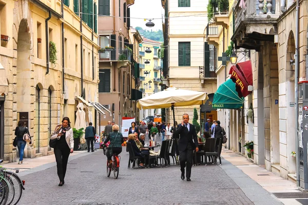 Ludzie na wąskiej uliczce w Verona, Włochy — Zdjęcie stockowe