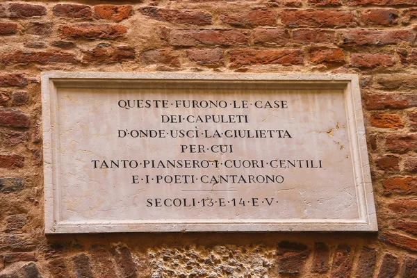 Αναμνηστική πλάκα στον τοίχο του σπιτιού Ιουλιέτα στην Βερόνα, Ιταλία — Φωτογραφία Αρχείου
