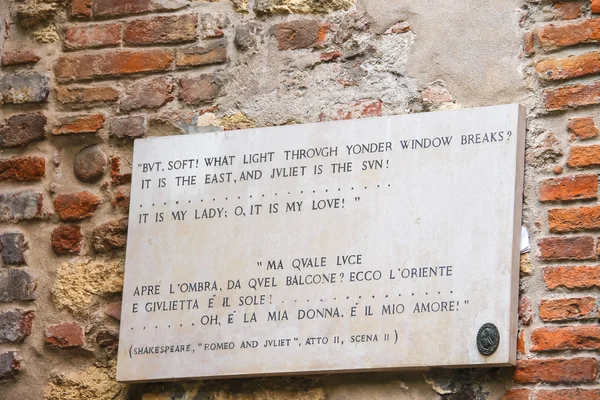 Меморіальна дошка на стіні будинку Джульєтти у Вероні, Італія — стокове фото