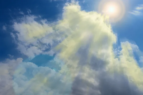 De stralen van de zon op een bewolkte hemel — Stockfoto