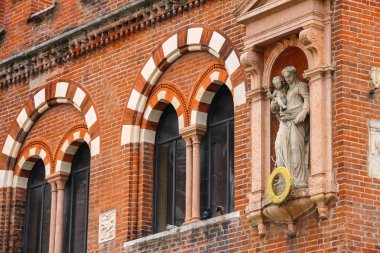 Heykel Merchants House (Domus Mercatorum veya Ca cephesinde