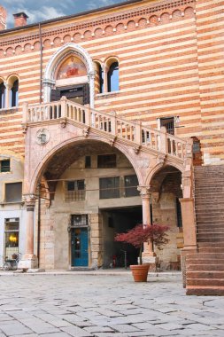 Palazzo della Ragione v avluda mantığın merdiven