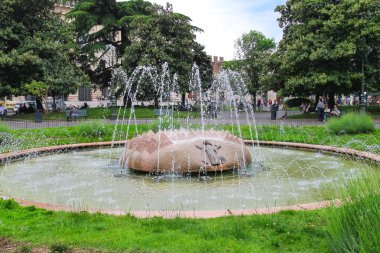 İnsanlar havuzun Alps Meydanı Piazza sutyen da Ver,'sakin ol