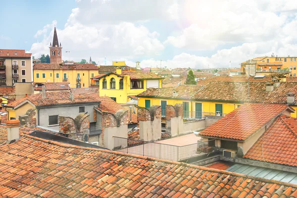 Tak av hus i staden Verona, Italien — Stockfoto