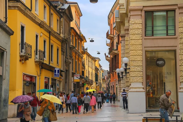 Menschen auf der Straße an einem regnerischen Tag, verona italien — Stockfoto