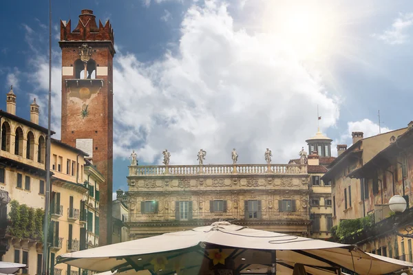 Piazza delle Erbe Square op een zonnige dag. Verona, Italië — Stockfoto