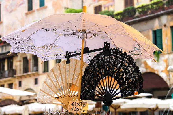 Koronki wentylatora i parasol na rynku w Verona, Włochy — Zdjęcie stockowe