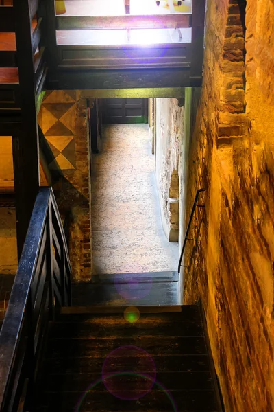 Escadaria interna em uma casa medieval italiana — Fotografia de Stock