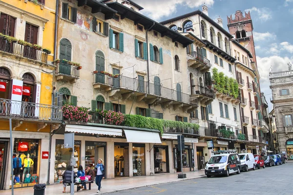 Pessoas na praça Piazza delle Erbe. Verona, Itália — Fotografia de Stock