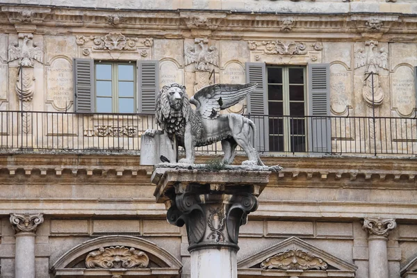 Columna con la estatua de un león en Piazza delle Erbe. Verona, I — Foto de Stock