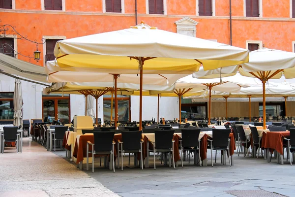 Venkovní restaurace tabulky na Piazza della Signoria ve Veroně — Stock fotografie