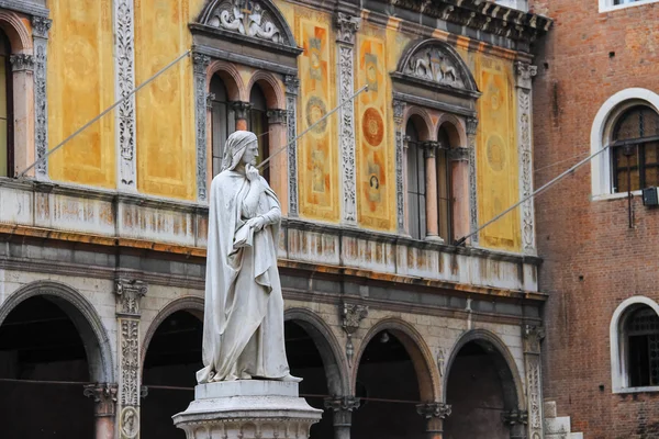 Monumento de Dante Alighieri en la Piazza della Signoria en Vero — Foto de Stock