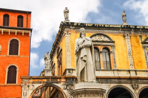 Denkmal von dante alighieri auf der Piazza della signoria in vero — Stockfoto