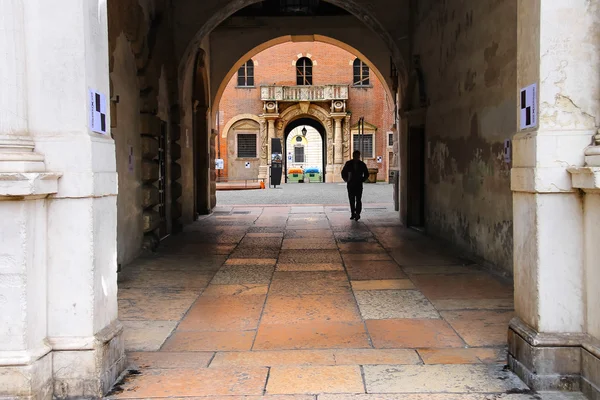Pedestre sob o arco na Piazza della Signoria em Verona, É — Fotografia de Stock