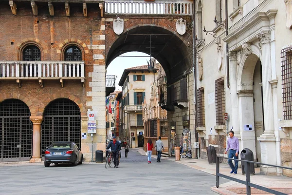 Lidé na Piazza della Signoria v Verona, Itálie — Stock fotografie