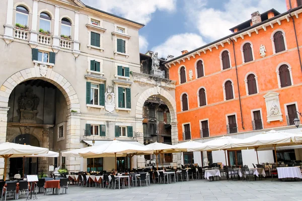Táblázatok szabadtéri étterem a Piazza della Signoria-Verona — Stock Fotó