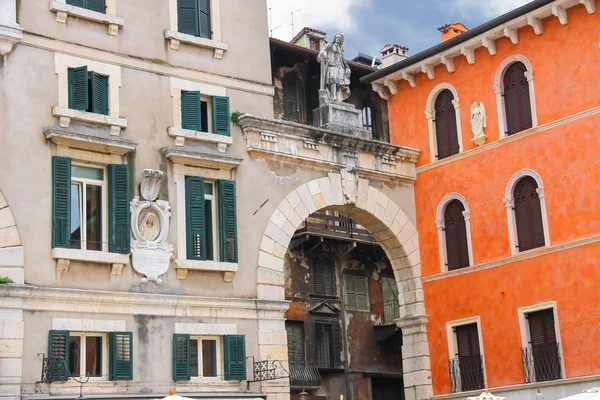 De bas-reliëfs en beelden op gebouwen in Piazza della Signori — Stockfoto