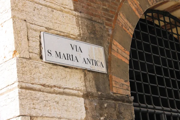 Panneau avec le nom de la rue à Vérone, Italie — Photo