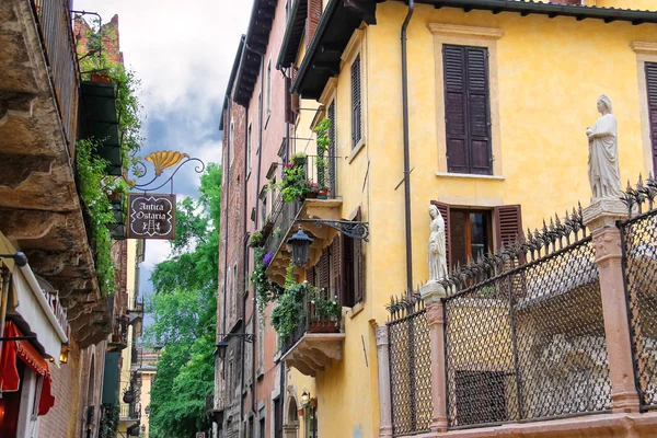 Domy na ulicy Via Arche Scaligere w Verona, Włochy — Zdjęcie stockowe