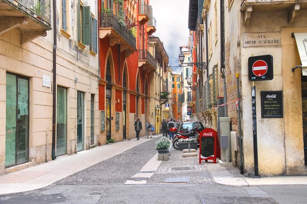 イタリア、ヴェローナの狭い通りの人々 — ストック写真