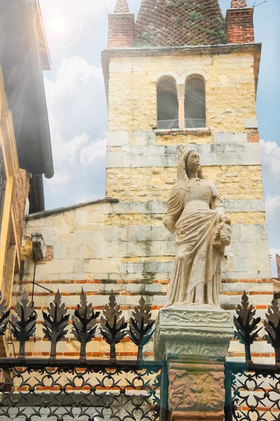 Statue on the fence around Arches Scaligero in Verona, Italy — Stock Photo, Image