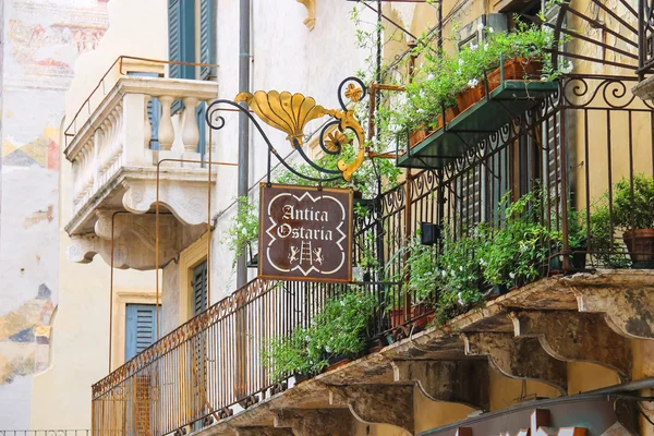 Vývěsní štít restaurace "Antica Ostaria" v Verona, Itálie — Stock fotografie